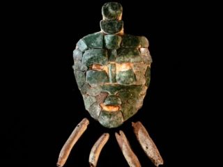 グアテマラのマヤ王の墓から神秘的な「ヒスイのマスク」が発見される！