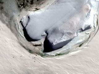 グーグルアースで大発見!? 南極の沖合に映る「巨大な氷の船」