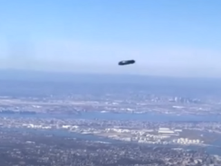 鮮明なUFO動画を飛行機乗客が撮影に成功！空飛ぶ円盤がニューヨーク発の飛行機の側を通過！？