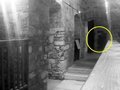 イギリスの廃刑務所で“首吊り幽霊の姿”がくっきりスゴ激写！ 黒服、白面…100年以上前に死んだ死刑囚で確定か？