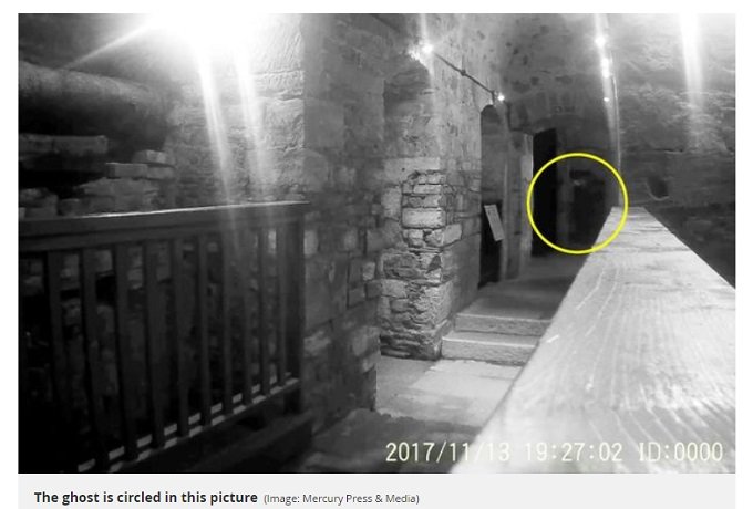 イギリスの廃刑務所で首吊り幽霊の姿がくっきりスゴ激写! 黒服、白面…100年以上前に死んだ死刑囚で確定か?の画像2