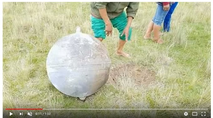 UFOが謎の金属球をポトッと落とす瞬間が激写される! 近寄ると異臭を放ち… =ペルーの画像1