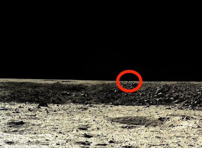 中国の月探査機「嫦娥3号」が謎すぎる黒い直方体を激写！ モノリスか、極秘施設か、宇宙人のコンテナか…！の画像1