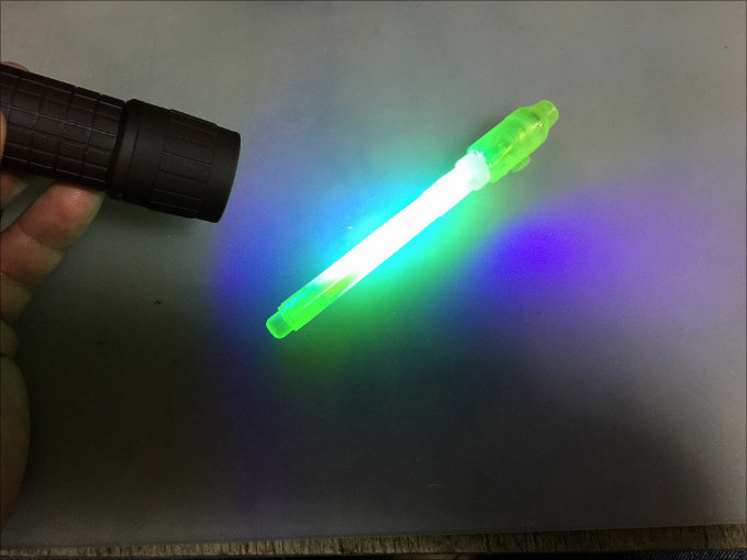 【怪しい実験室】100均で紫外線発生装置を作る方法! 蛍光ペンがありえない光り方をする!!の画像11