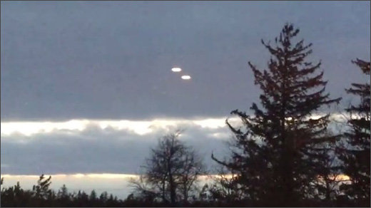 遂にクッキリ捉えられた「UFOが瞬時に消失する」瞬間？ 複数の光る円盤がヒュイッと消える!!の画像1