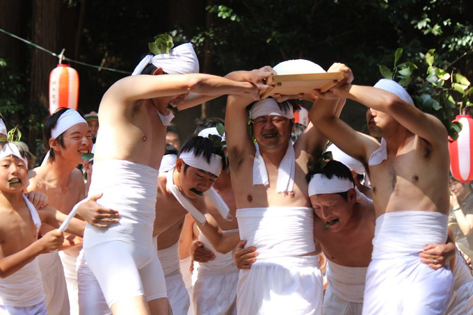 【奇祭】半裸の20人が一斉にずっこける!! 「神ころばしと七十五膳」の画像5