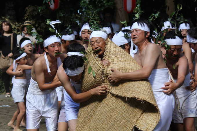【奇祭】半裸の20人が一斉にずっこける!! 「神ころばしと七十五膳」の画像3