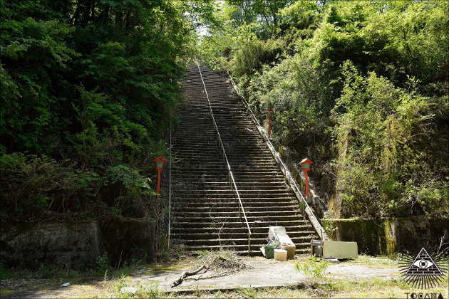 廃墟となった茨城県「詐欺寺」内部に潜入 ― 億を超える預金通帳、僧侶の頭部ケア用品…カオスな光景!の画像3