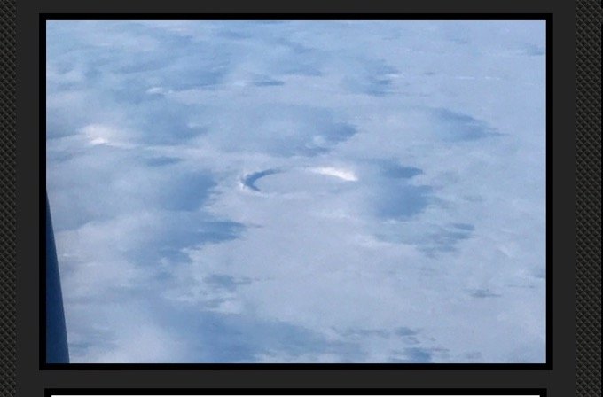 これは素晴らしいUFO画像です! 雲の中に隠れるUFOの決定的証拠が乗客によって激写された!の画像1