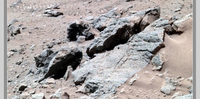 火星の岩陰で レプティリアンのひょっこり顔 が激写される 専門家 探査機を攻撃しようとしている