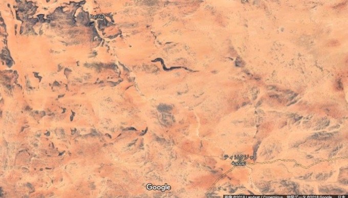 グーグルマップでサハラ砂漠の巨大ドラゴンの化石が発見される! 体長10km、座標アリ… 「伝説は真実だった」の画像1