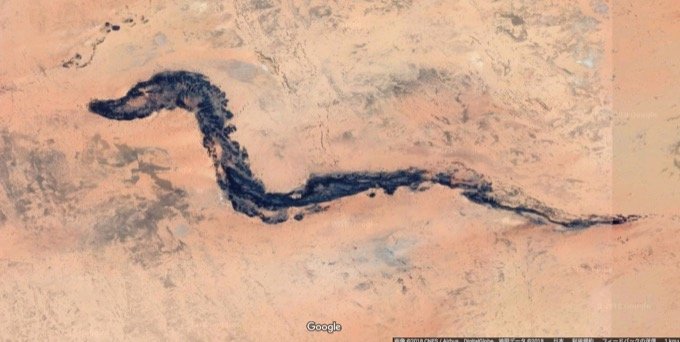 グーグルマップでサハラ砂漠の巨大ドラゴンの化石が発見される! 体長10km、座標アリ… 「伝説は真実だった」の画像2