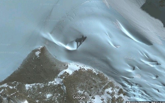 グーグルアースで南極の雪の下から「謎の戦闘機」が露出していることが発覚! 狂った殺人未遂や四角い氷も… 南極が今ヤバい!の画像3