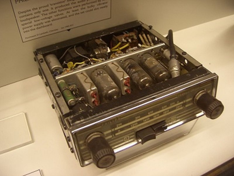 1280px-Autoradio_Roehre.jpg