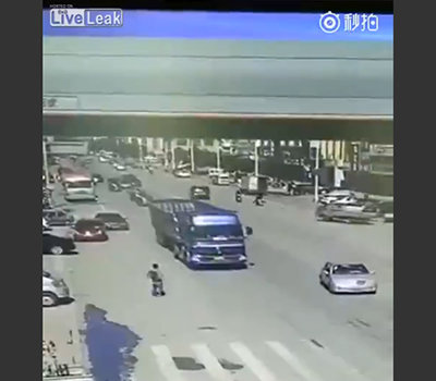 【閲覧注意】不気味なほど冷静な自殺 ― 大型トラックの後輪に滑り込んで潰れた男=中国の画像1