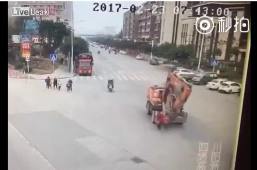 【閲覧注意】祖母と孫をぺしゃんこに潰した掘削機! 迷わず轢き逃げ、中国道路交通事情のリアルの画像1