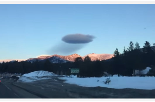 「雲を飲み込む／吐いてる」UFO？が激写される！  専門家は100％宇宙人製と断言！の画像1