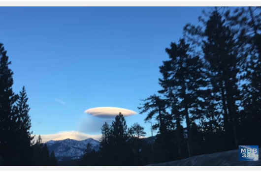 「雲を飲み込む/吐いてる」UFO?が激写される! 専門家は100%宇宙人製と断言!の画像2