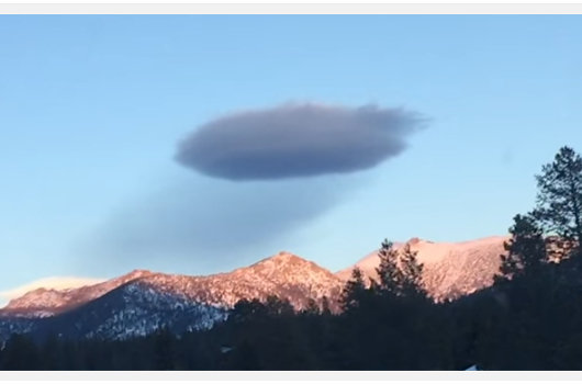 「雲を飲み込む/吐いてる」UFO?が激写される! 専門家は100%宇宙人製と断言!の画像3