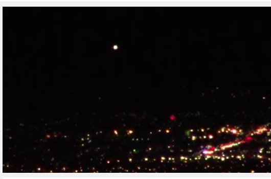 「雲を飲み込む/吐いてる」UFO?が激写される! 専門家は100%宇宙人製と断言!の画像4
