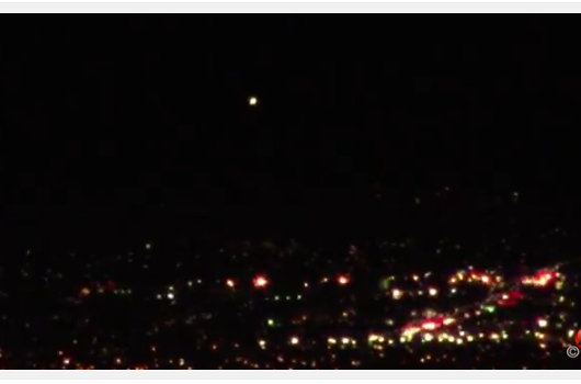 「雲を飲み込む/吐いてる」UFO?が激写される! 専門家は100%宇宙人製と断言!の画像6