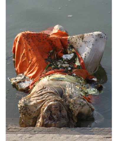 【閲覧注意】3千年間燃え続けるガンジスの遺体を捉えた写真が、あまりにも悲しくて美しすぎる!の画像8