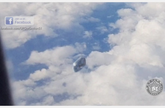「ウソだろ!?」飛行機から乗客が撮影したプランクトン型UFO映像があまりにもリアル！の画像2