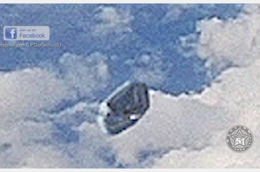 「ウソだろ!?」飛行機から乗客が撮影したプランクトン型UFO映像があまりにもリアル!の画像3