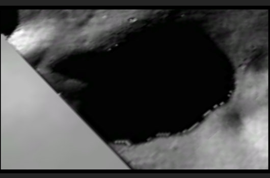 グーグルムーンでUFOの「月面秘密基地」を発見!? クレーターの縁に沿って建ち並ぶビル群に衝撃！の画像1