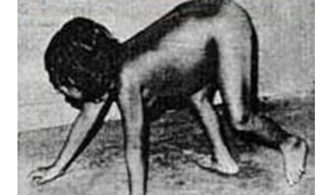 ターザンもびっくり!? ヤギからダチョウまで、動物に育てられた真の野生人間5選の画像3
