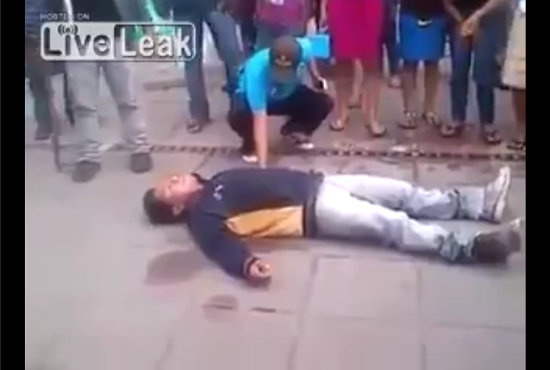 【閲覧注意】死んだふりが運の尽き! 暴徒と化した市民に火をつけられ全身火だるまになった強盗の画像1