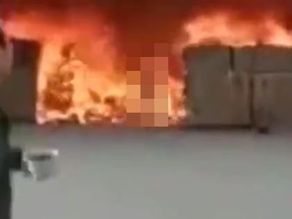 【閲覧注意】携帯電話を取りに火災現場に戻った男はこうなる ― 炎の中から出てきた火だるまゾンビがホラーすぎる=中国の画像1