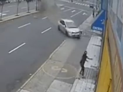 【閲覧注意】キ●ガイ暴走車に撥ねられ、空気を駆け抜けた女性! 身体が空を飛ぶ映像はまるで映画のワンシーン=ペルーの画像1