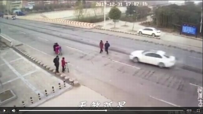 【閲覧注意】交通事故の真の恐ろしさを伝える悲惨映像3選! 猛スピードの車の前で、人間はピンボールでしかないのか…の画像1