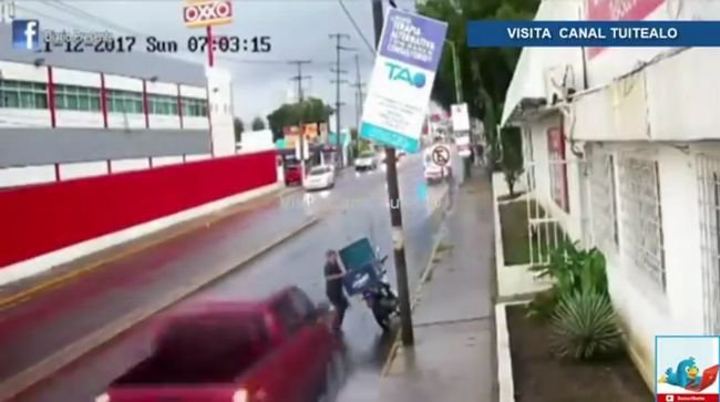 【閲覧注意】クルマに跳ねられた男が次の瞬間…! アクション映画も真っ青の奇跡の生還一部始終=メキシコの画像1