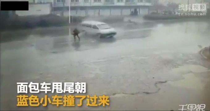 【閲覧注意】信じられないほど悲惨な交通事故の決定的瞬間3つ! 車2台に挟まれた歩行者も… 一瞬の気の緩みでの画像1