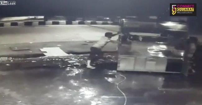 【閲覧注意】少年3人がバタバタと感電死する光景が恐すぎる! 体をのけ反らせ… 電気製品の不正使用が招いた地獄の惨劇=インドの画像1