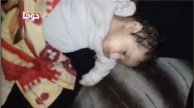 【閲覧注意】シリアの化学兵器(サリン)で犠牲になった子供たちの映像が公開される! 泡を吹く赤ん坊、白目をむく少年… 許しがたい現実!の画像1