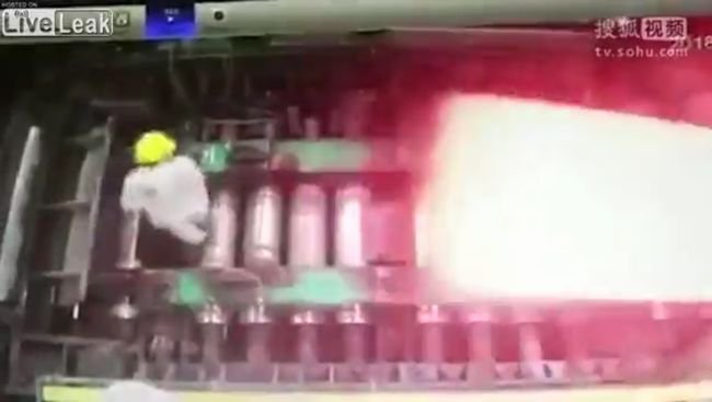 【閲覧注意】工場作業員が1000度の溶鉄シートに飲み込まれる悪夢の瞬間! 人間を死へと誘う灼熱のレッドカーペット=中国の画像1