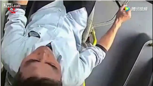 【閲覧注意】運転中に「てんかん」発作を起こしたバス運転手の衝撃的な姿をカメラが激撮! 突然痙攣し…=中国の画像3