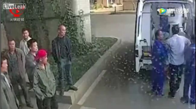 【閲覧注意】運転中に「てんかん」発作を起こしたバス運転手の衝撃的な姿をカメラが激撮! 突然痙攣し…=中国の画像4