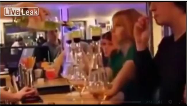 【閲覧注意】バーで女性の頭が大炎上、こだまする絶叫が怖すぎる! 燃える酒を楽しむ「フレイミングショット」事故の決定的瞬間=ロシアの画像2