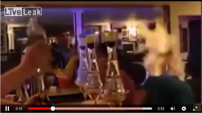 【閲覧注意】バーで女性の頭が大炎上、こだまする絶叫が怖すぎる! 燃える酒を楽しむ「フレイミングショット」事故の決定的瞬間=ロシアの画像4