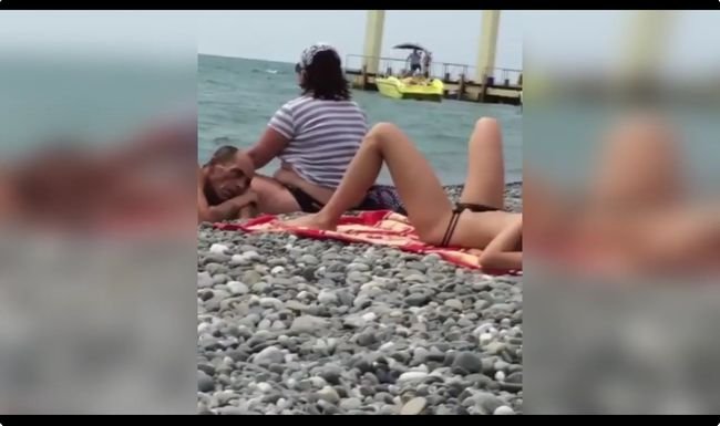 【閲覧注意】太った妻の横で、夫がセクシー美女を狂ったようにゲス視姦! これぞ「触らない痴漢」の決定的瞬間!の画像3