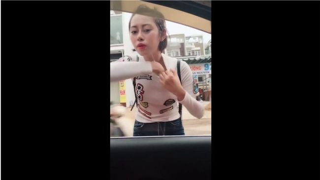 【閲覧注意】人がいると知らず車の窓でブラを直し、鼻くそをほじくる美女を激写! カメラが監視する時代の珍事件=ベトナムの画像4