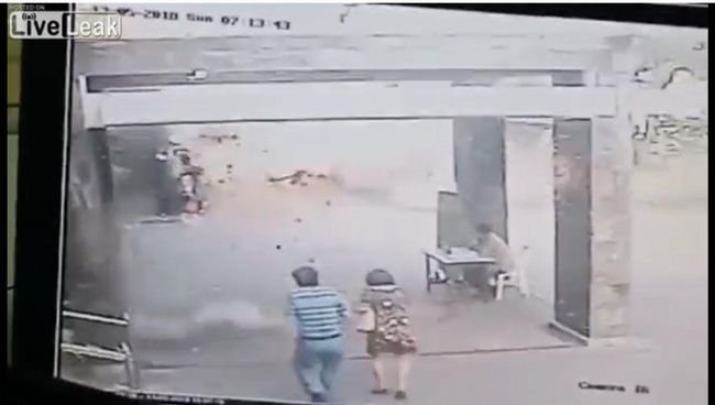 【閲覧注意】家族総出の自爆テロで教会が地獄になった瞬間! 9歳少女も自爆… ISの残党が仕掛ける鬼畜攻撃の一部始終=インドネシアの画像2
