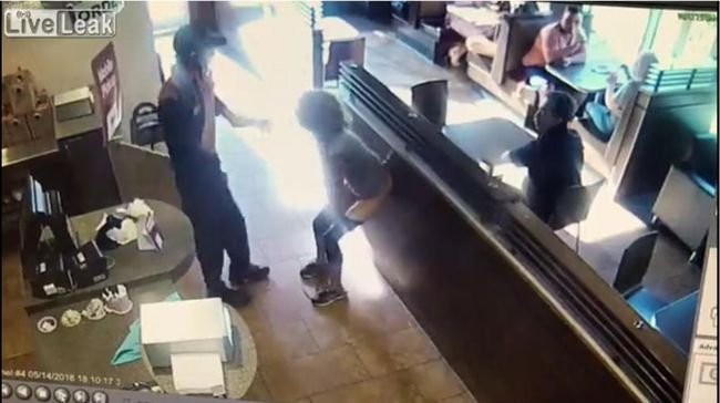 【閲覧注意】レジ前でモリモリ脱糞、ウンコを店員に投げつける女が凶悪すぎる! トイレ使用を拒否したドーナツ店を襲った悪夢=カナダの画像1