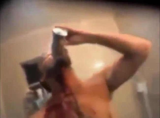 【閲覧注意】自らの耳たぶを切り落として食べる米国人作家が超ヤバい! 激痛に絶叫するも満面の笑み… これは狂気か、芸術か!?の画像4