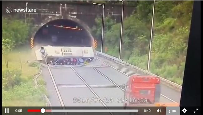 【閲覧注意】超悲惨なスクールバス横転事故! 大量の生徒が窓を突き破って投げ出され… 3人死亡の衝撃=中国の画像2
