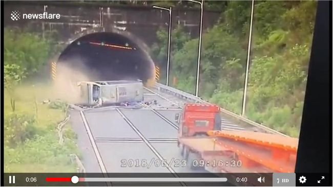 【閲覧注意】超悲惨なスクールバス横転事故! 大量の生徒が窓を突き破って投げ出され… 3人死亡の衝撃=中国の画像3